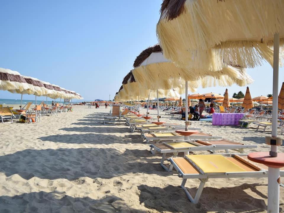 Ristorante Hotel Lucia - 100 Mt Dal Mare 朱利亚诺瓦 外观 照片