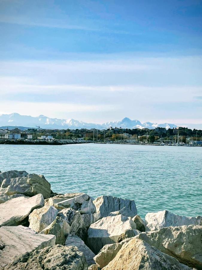 Ristorante Hotel Lucia - 100 Mt Dal Mare 朱利亚诺瓦 外观 照片