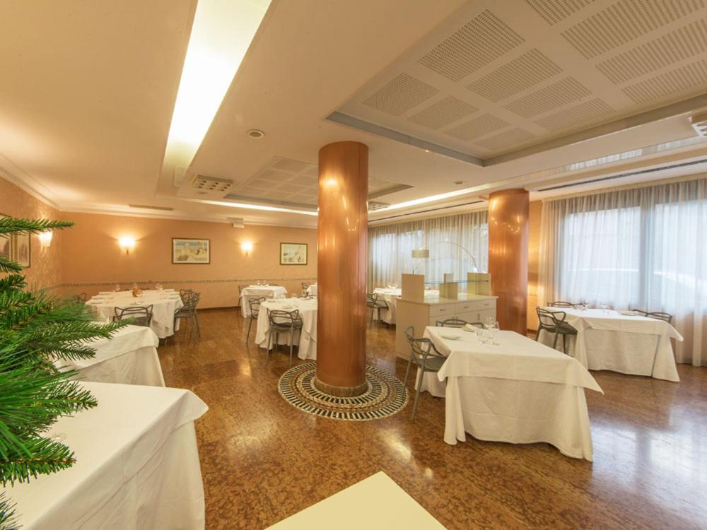 Ristorante Hotel Lucia - 100 Mt Dal Mare 朱利亚诺瓦 外观 照片