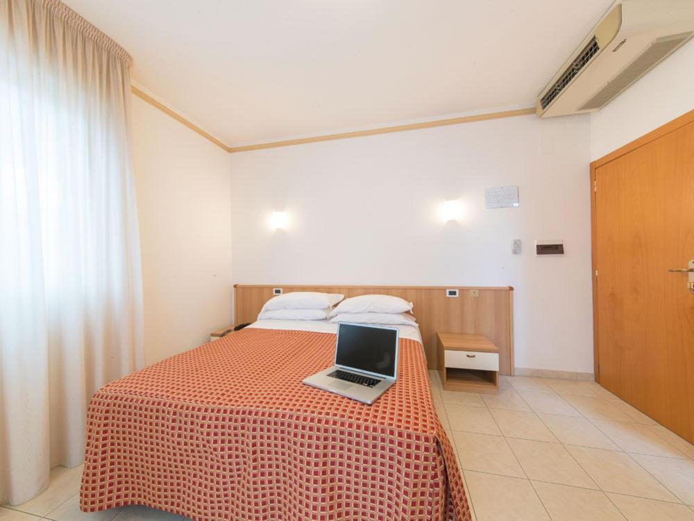 Ristorante Hotel Lucia - 100 Mt Dal Mare 朱利亚诺瓦 外观 照片