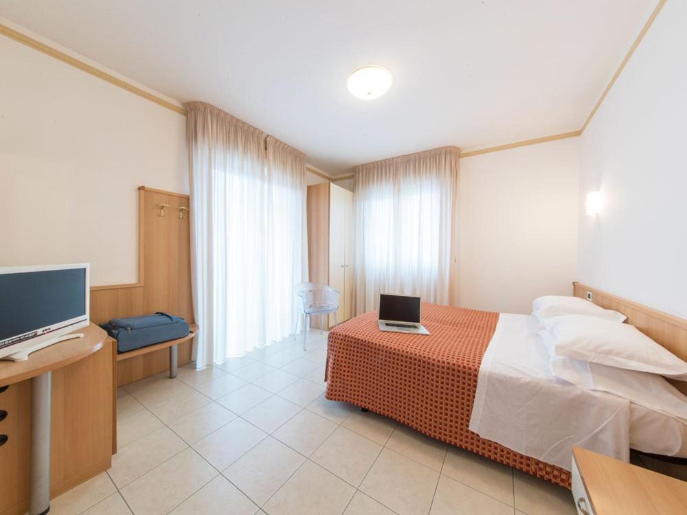Ristorante Hotel Lucia - 100 Mt Dal Mare 朱利亚诺瓦 外观 照片