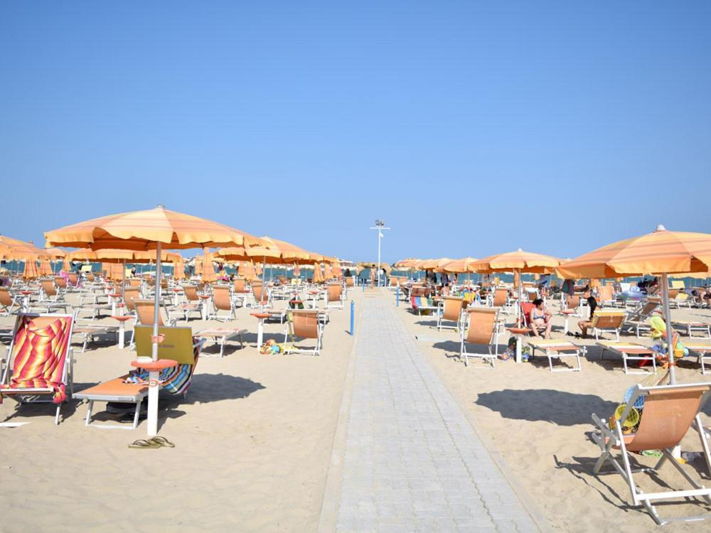 Ristorante Hotel Lucia - 100 Mt Dal Mare 朱利亚诺瓦 外观 照片