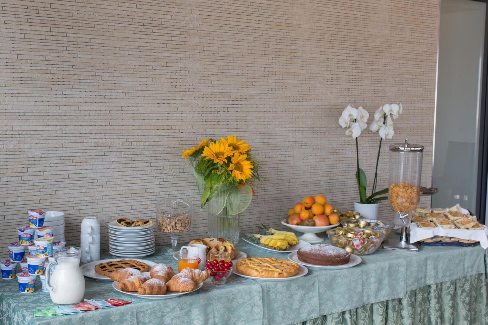 Ristorante Hotel Lucia - 100 Mt Dal Mare 朱利亚诺瓦 外观 照片