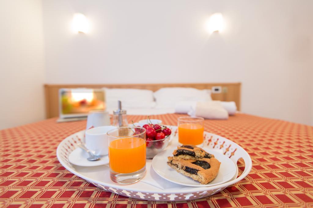 Ristorante Hotel Lucia - 100 Mt Dal Mare 朱利亚诺瓦 客房 照片